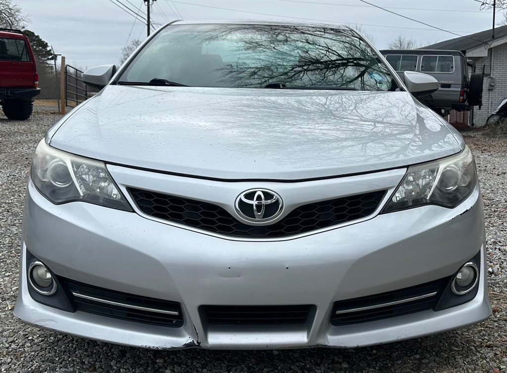 2012 Toyota Camry SE photo 2