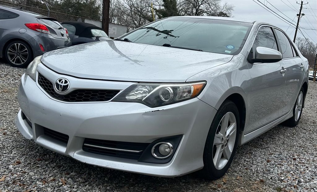 2012 Toyota Camry SE photo 3